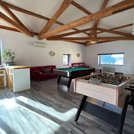 Domaine 34 Couchages Piscine Couverte Chauffee * Lespignan