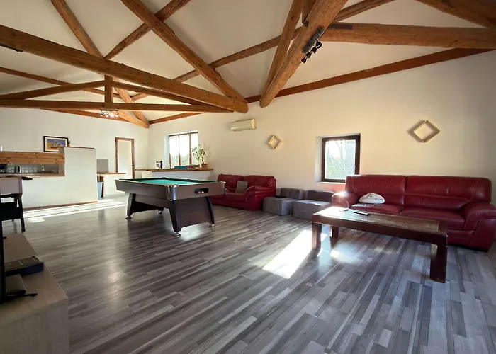 Domaine 34 Couchages Piscine Couverte Chauffee * Lespignan