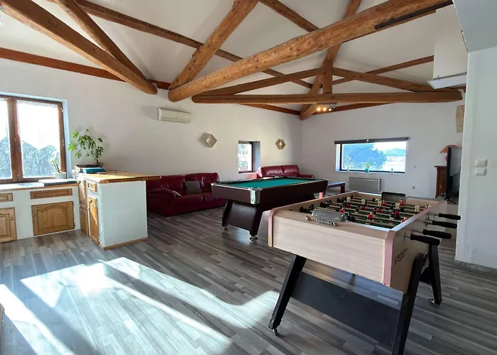 Domaine 34 Couchages Piscine Couverte Chauffee * Lespignan